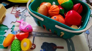 играем и собираем детские овощи и фрукты на липучках для малышей