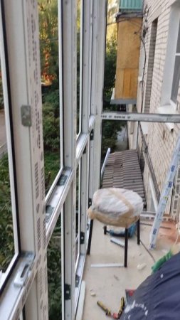 Демонтаж подоконника, легким движением мастера. Остекление балкона