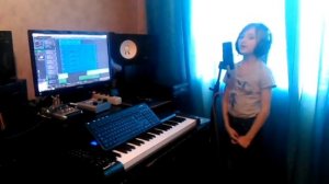 Алиса поёт песню про Аделину.