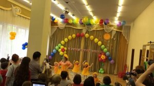 Танец Лучики. Воспитатель танцует с детьми.