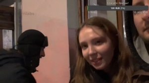 поцелуй от девушки возле клуба | пьяные девушки