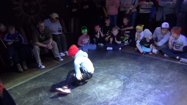 B-girl Diva x B-boy Bakugan. Хип-хоп в массы.