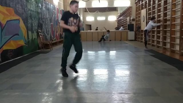 Брэйкданс Bboy Foxi флаер в гелик