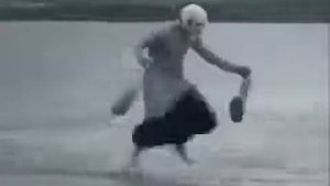 Бабка с сумками бежит (прикол)