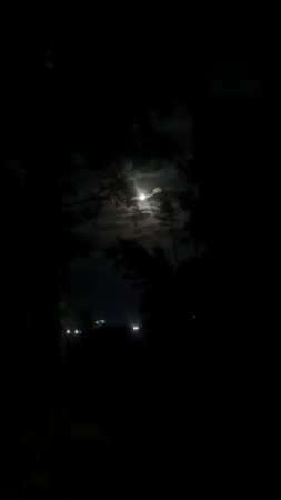 Яркая луна среди облаков