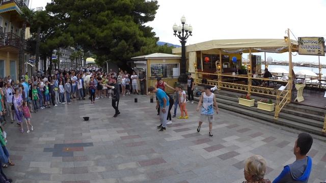 Акробаты на набережной Ялты. Acrobats on the seafront of Yalta. /4K video/ 12 июля 2016 г. смотреть онлайн