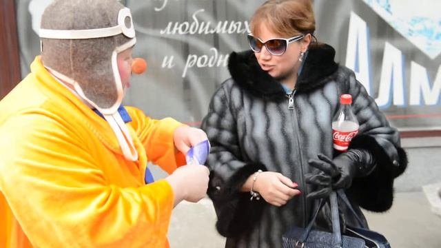 Клоун раздает конфеты хабаровчанам