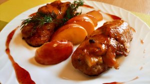 Куриные бёдра  с яблоками запеченные в духовке