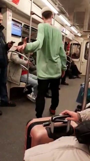 Танцы в вагоне поезда метро на обеденный перерыв развлечение пассажиров смотреть онлайн