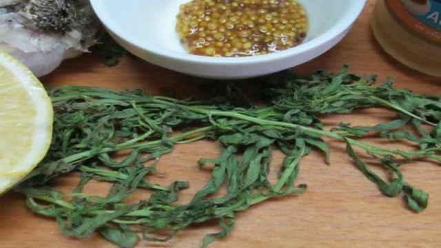 Теплый картофельный салат под соусом из сметаны и эстрагона