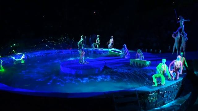 Circus. The acrobatic dance on the water. Акробатический танец на воде.