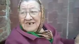 Прикол!Бабка жжёт! Пойдем поссым!