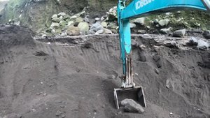 Строительство, экскаватор копает чёрный песок