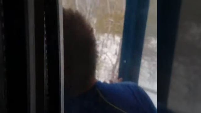 Леха выгоняет синичку с балкона:)