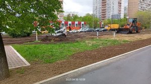 Работает мини бульдозер на выравнивании газонов.