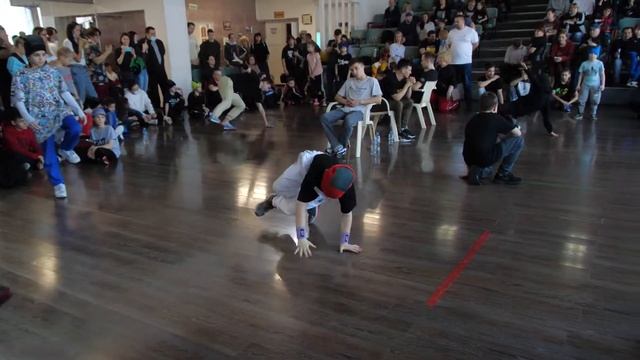 отбор до 2 лет bgirl Kai Kai vs bboy NoName - "ALL OPTION" break dance battle смотреть онлайн