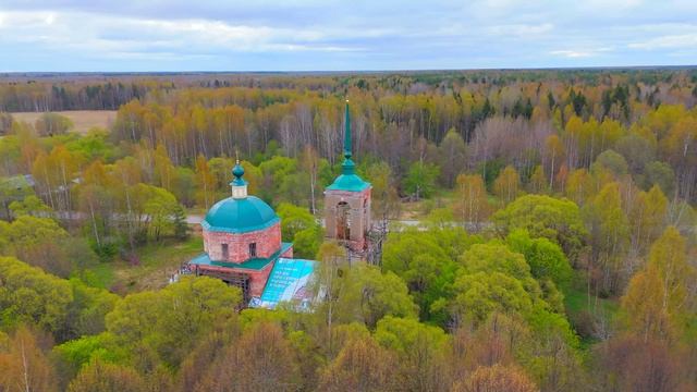 Закрытая, разграбленная, с разрушенным верхом