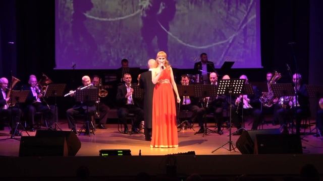 Катерина Нефедова. "Геологи" с оркестром "Подмосковные вечера". смотреть онлайн