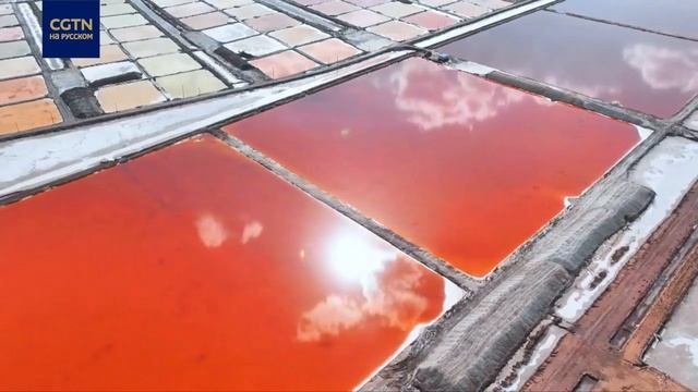 Соленые озера на северо-западе Китая окрасились в разноцветную палитру смотреть онлайн