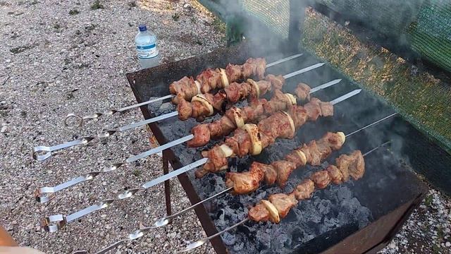 Жарим вкусный шашлык на море!