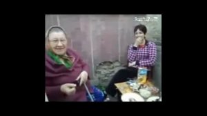 Поет песню о члене