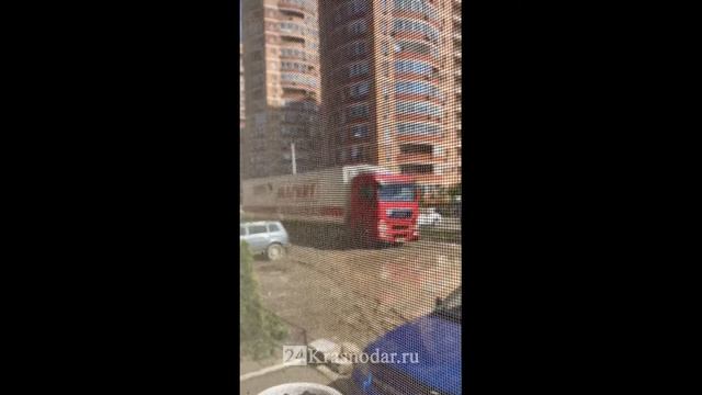 Пробит газопровод на улице Домбайской