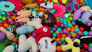 играем в детском сухом бассейне в мягкие игрушки буквы алфавита лор для детей, мягкий alphabet lore