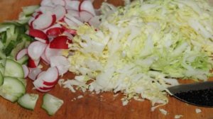 Салат из капусты с редисом и колбасой на майонезе