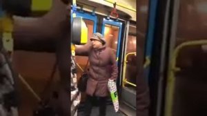 Прикол в автобусе. Бабка едит не в ту сторону