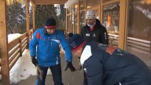 Бьорндален и Губерниев колют дрова