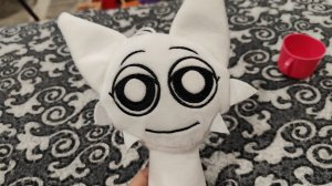 играем в мягкую игрушку спрунки Венди, кормим спрунки из детской чашки