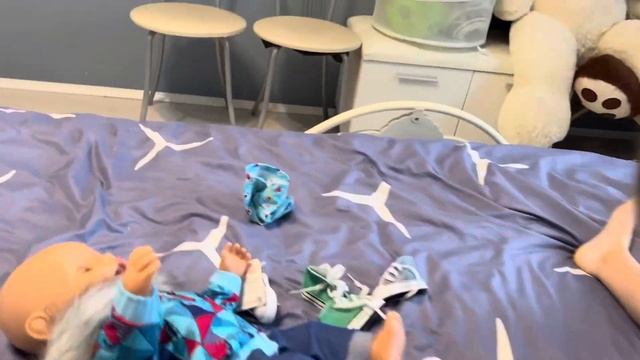 Лиза играет в песочнице, одевает на зиму куклу беби борн мальчика, на кассе