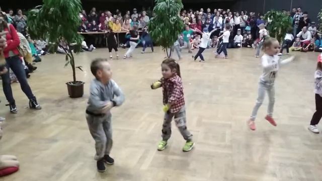 Первое соревнование Хип - хоп. смотреть онлайн