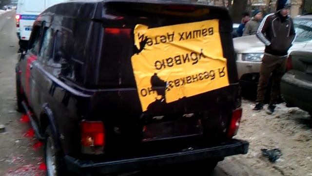 Жесть!!! Наклейка на машине!!!!