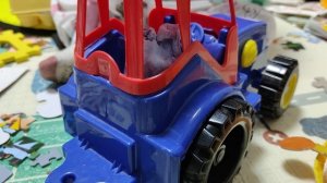 играем в игрушки в детской комнате