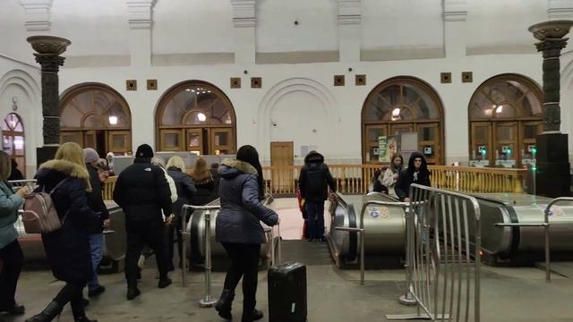 Эскалатор на станции #метро "Добрынинская" поднимающий людей в имперский #наземный_вестибюль #metro смотреть онлайн