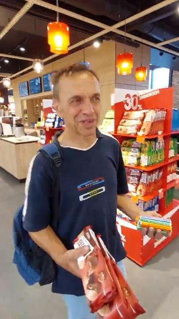 Встретил отца показываю Киев Фабрика Рошен , покупаем сладости . смотреть онлайн