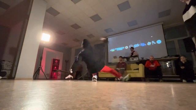 Universal bboy kid Ульяна vs Беда 1 круг
