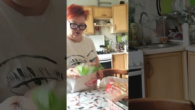 Ещё не до конца проснувшаяся баба Таня получает доставку