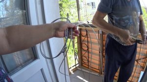 Натянули верёвку бельевую с метал. жилой .