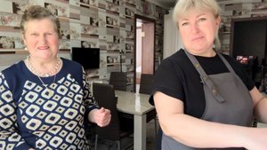 Приехали РОДИТЕЛИ. РАДОНИЦА. все заняты делом.