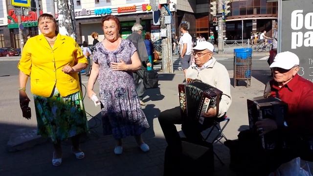 Весёлые певцы-пенсионеры исполняют "Под окном широким" 04.08.2015 смотреть онлайн