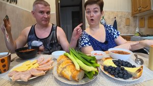 Мукбанг ищу у себя БОЛЯЧКИ, Вован РЖЁТ надо мной и говорит у меня ПАРАНОЙЯ! СПОРИМ! Семейный обед