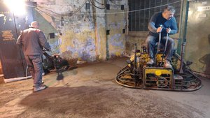 Весь процесс устройства бетонных полов с топпингом
укладка топпинговых полов
монтаж бетонных полов