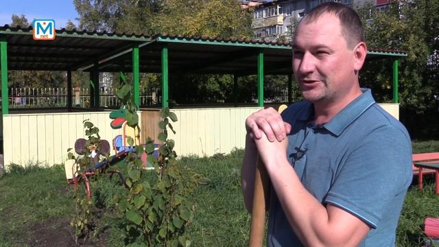 Волонтеры посадили деревья в детском саду "Росинка" смотреть онлайн