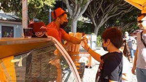 ПРОДАВЕЦ МОРОЖЕНОГО ИГРАЕТ С ПОКУПАТЕЛЯМИ.