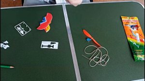 Распаковка сборка и полет самолета на резиномоторе.