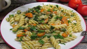 Макароны с овощами и соевым соусом