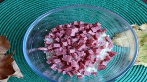 Салат с рисом и копченой колбасой