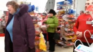 пьяная бабка в магазине